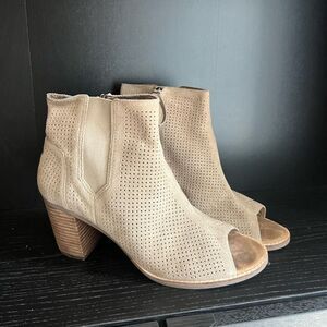 Toms Majorca Peep Toe Booties Cream Tan Brown Suede Heeled Boots Size 11 Zip Up